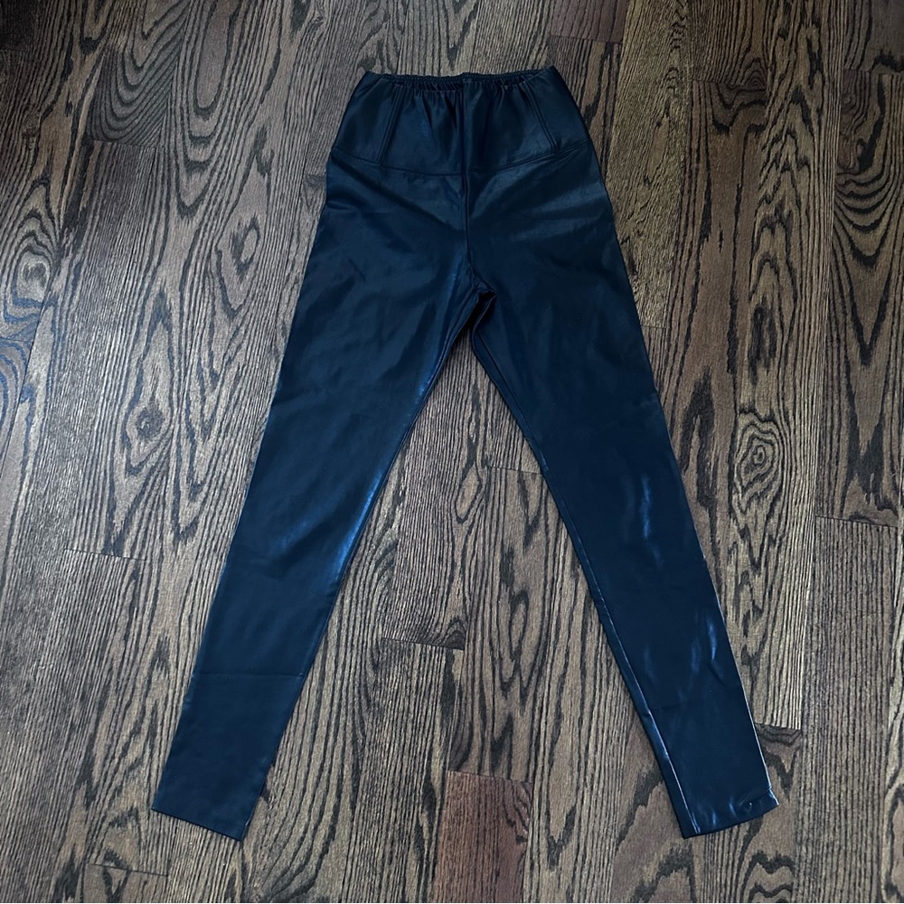 Wilfred Aritzia Black Faux Leather Leggings Pants size Small high waist